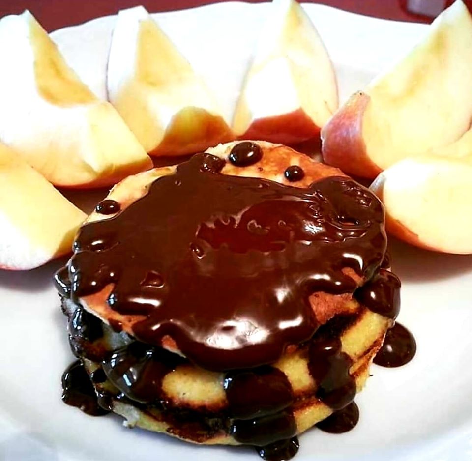 Pancake con cioccolato e frutta